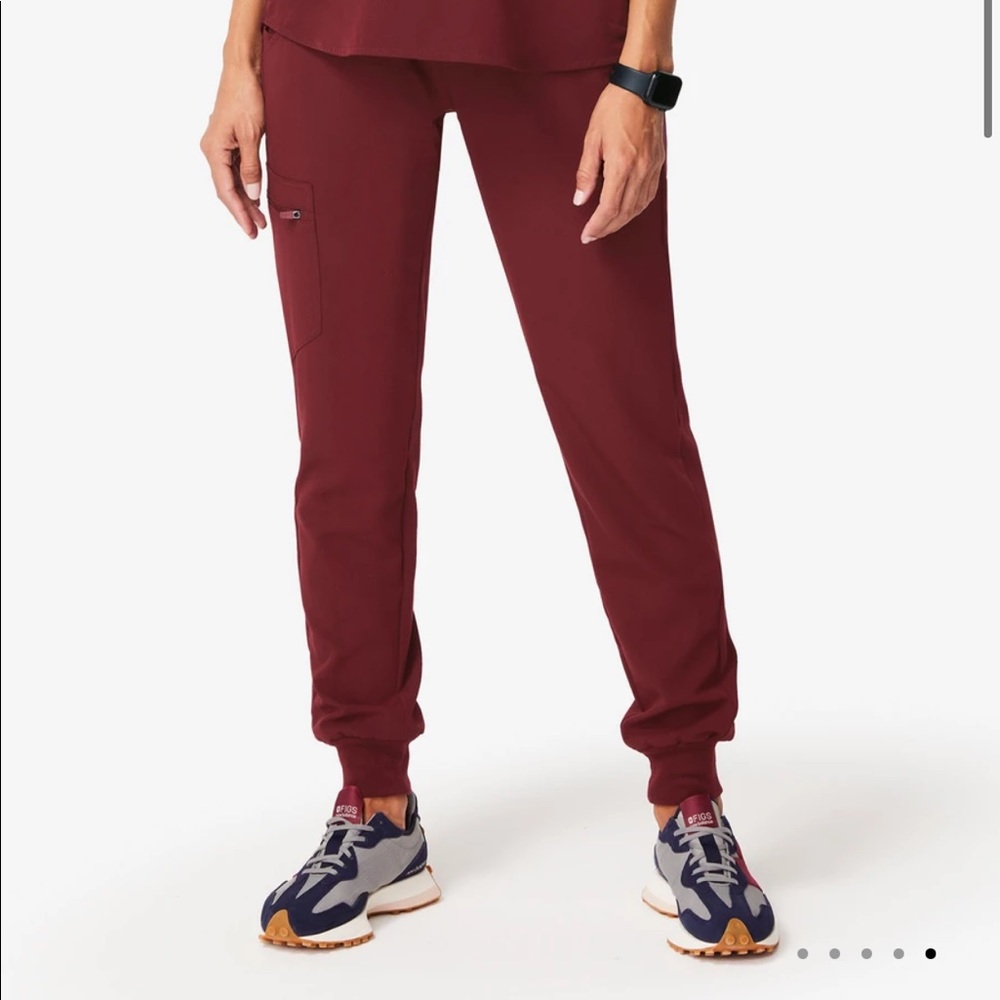 Figs Zamora Jogger Scrub Pants in size M Petite in color Burgundy